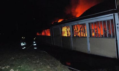 Ameno: fiamme in un magazzino. Al lavoro tutta notte i Vigili del fuoco