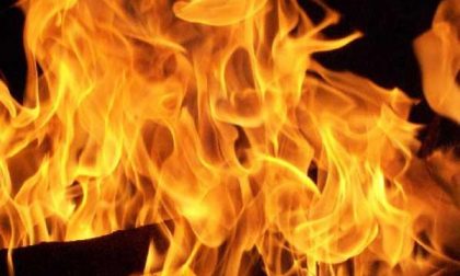 Oleggio: fiamme dal tetto di un edificio di via San Giovanni