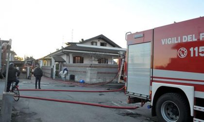 Incendio al tetto di una villa a Cameri