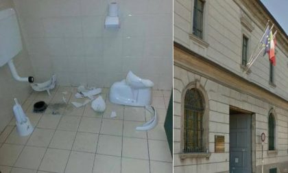Viale Manzoni: vandali in azione. Distrutti i bagni al servizio degli utenti degli uffici comunali