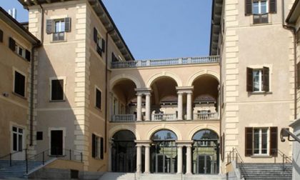 Caldo in tribunale a Novara: dipendenti in cortile