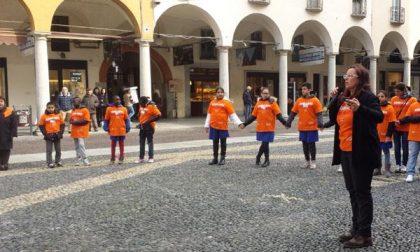 In piazza Duomo il “Girotondo in Arancione” (VIDEO)