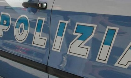 87enne finisce con l’auto contro le sponde del ponte