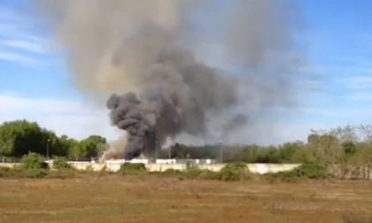 Agognate: a fuoco quattro container nell’area che ospita il campo nomadi (video)