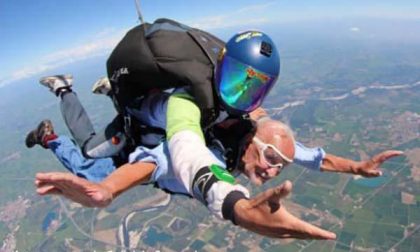 A 91 anni in volo con il paracadute