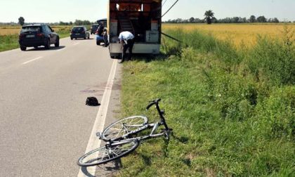 Pagliate: ciclista contro un furgone