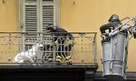 Polizia locale e vigili del fuoco salvano cane abbandonato sul balcone