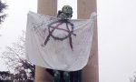 Apposto striscione con simbolo anarchico al monumento dei Caduti lungo l’Allea