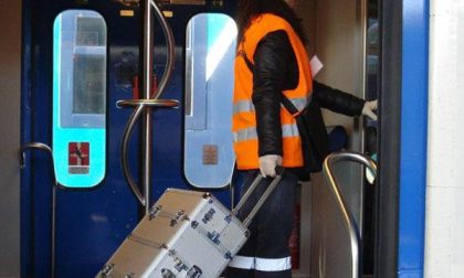 Il pulitore sale a bordo dei treni Torino-Milano