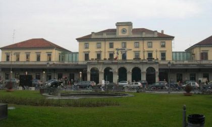 Molesta i residenti in zona stazione a Novara: fermato ed espulso