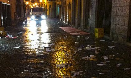 Vandalismi in corso Cavour: riversata a terra tutta la spazzatura