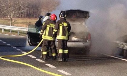 Incendio da una vettura in transito sull’A26