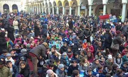 Duemila bimbi in piazza a gridare forte una richiesta di pace