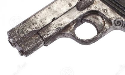 Una pistola arrugginita e con la matricola abrasa emerge dai boschi di Carpignano