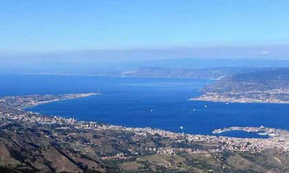 Attraversa a nuoto lo stretto di Messina
