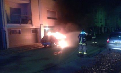 Auto in fiamme alla Rizzottaglia