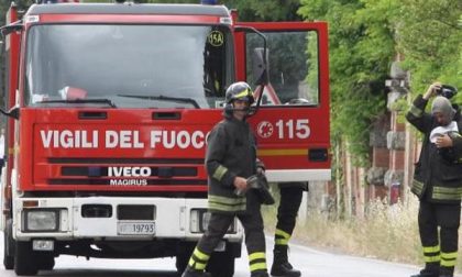 Capannone in fiamme a Olengo