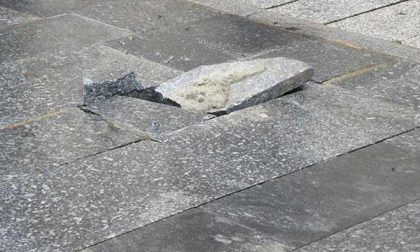 Lastra rotta in piazza Gramsci: si schianta contro un palo