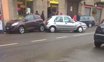 Scontro tra due auto in corso Trieste: abbattuta la vetrina di un negozio