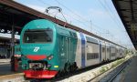 Auto precipita sui binari a Vergiate: linea Domodossola-Milano bloccata