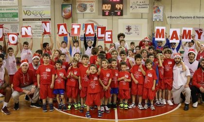 Grandi e piccoli atleti insieme: auguri dall'Oleggio Magic Basket
