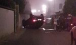 Roccambolesco incidente in via Monte Sabotino a Galliate: auto rovesciata