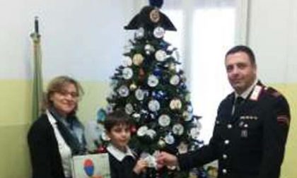 I disegni dei bambini addobbano l’albero di Natale dei Carabinieri di Trecate