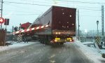 Incidente al passaggio a livello di Borgomanero: camion si incastra nella sbarra