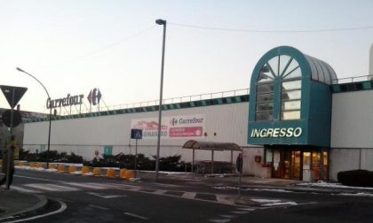 Cessa l'attività il Carrefour di viale Kennedy a Borgomanero