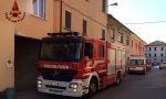 Cade in casa, ma non riesce ad aprire ai soccorritori: intervengono i vigili del fuoco