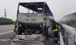 Bus di studenti divorato dalle fiamme