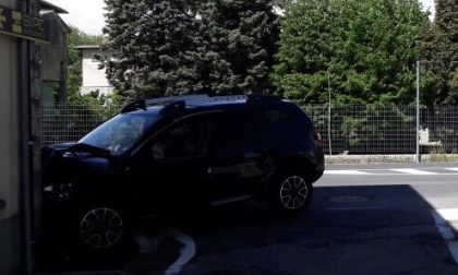 Cureggio: auto sbanda e finisce contro un muro