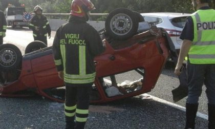 Si ribalta in autostrada: un ferito