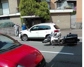 Incidente in via Vittorio Veneto ad Arona: una moto a terra