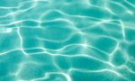 Allarme in piscina a Trecate: un bambino ha rischiato di annegare