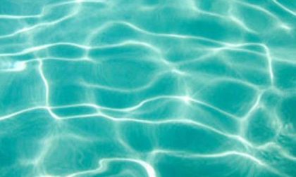 Allarme in piscina a Trecate: un bambino ha rischiato di annegare