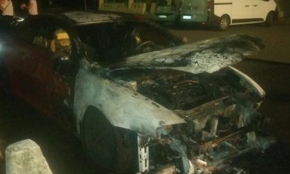 Brucia un'auto a Novara