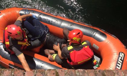 Pompieri recuperano 19enne in stato confusionale nel lago D'Orta