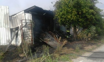 Va a fuoco una baracca: sul posto due mezzi antincendio