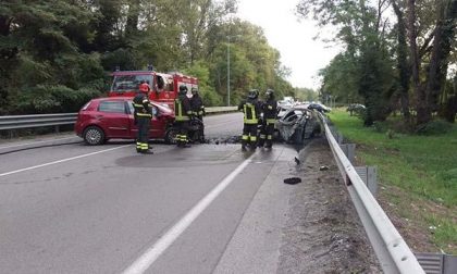 Auto va a fuoco in un incidente: 2 giovani salvati da un albanese che andava al lavoro