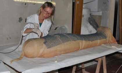 Restauratrice novarese al lavoro in compagnia di… due mummie