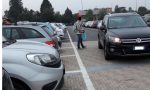 I parcheggiatori abusivi "non mollano" piazzale Aldo Moro ad Arona