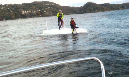 Folata di vento rovescia barca con a bordo due ragazzi