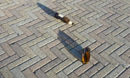 Vetri rotti e immondizia in piazzale Aldo Moro