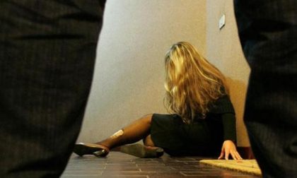 La butta sul divano e cerca di violentarla: 29enne condannato a 19 mesi