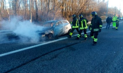 Auto incendiata e paura in autostrada