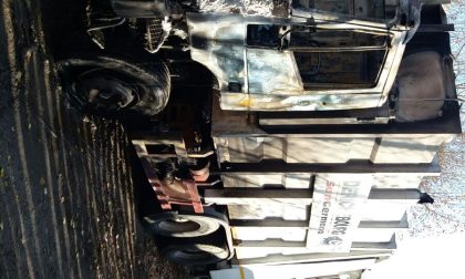 Paura a Novara: un camion dei rifiuti divorato dalle fiamme