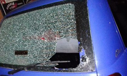 Lascia auto posteggiata trova vetro distrutto