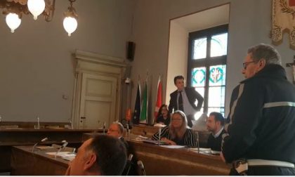 Rossano Pirovano e Ballarè cacciati dal consiglio comunale - VIDEO