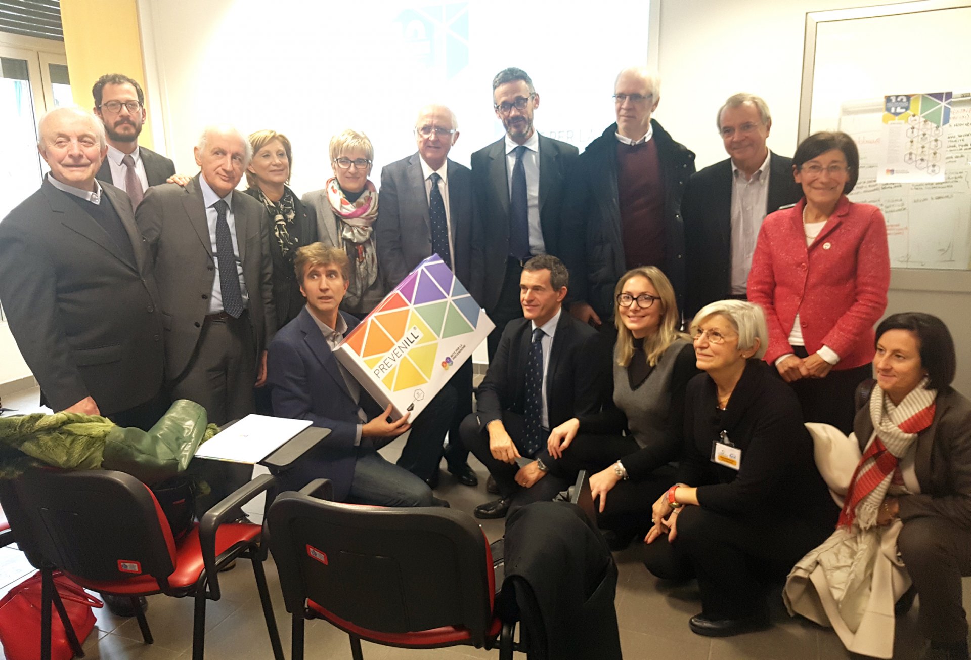 Foto gruppo dei partner della Rete e Davide Occhipinti con Giuseppina Gambaro di Lilt Novara